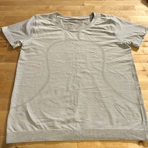 Lululemon swiftly RELAXED FIT short sleeve, size 8